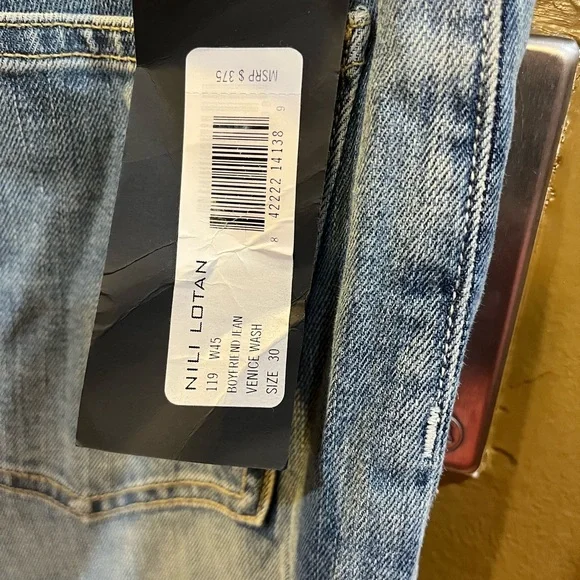 Nili Lotan Boyfriend Jeans in Venice Wash. Size 30
